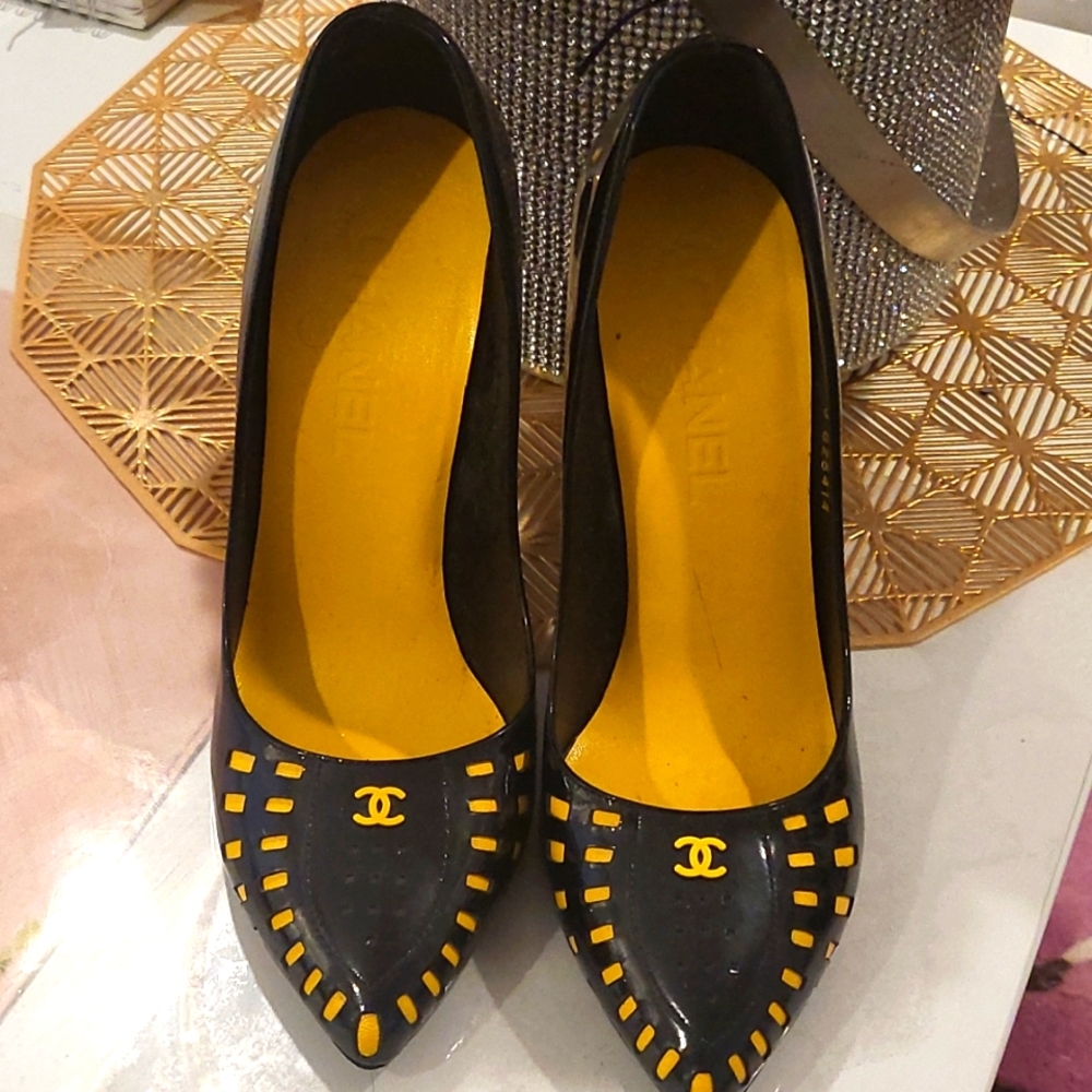 Price drop today only 12/1!! Chanel patent leather pumps